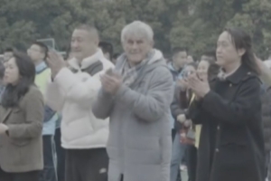 米卢走进成都校园，指导孩子们训练