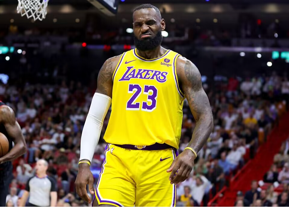 🥳詹姆斯发文:40岁还能入选最佳阵容,对我来说简直太疯狂