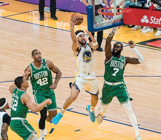 绿军88分创季后赛新低 勇士防守全面升级强势反弹