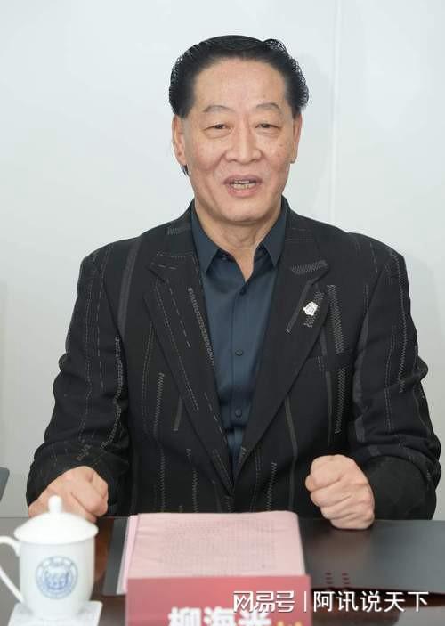 上海足球名宿,曾踢进奥运正赛,远离足坛近30年,如今身份不简单